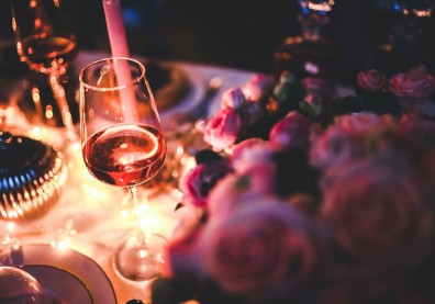 葡萄酒不能倒滿、乾杯不碰杯？一杯酒喝出社交軟實力！