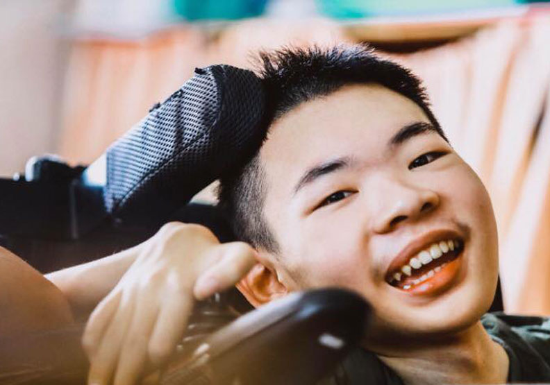 圖／19歲的肌萎男孩陳景維。取自維維是我喔臉書