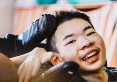 「我不知道我還能活多久！」19歲肌萎男孩奮鬥故事令人淚崩