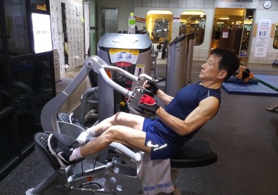 熟齡更要練肌力！他70歲才開始，水分攝取、運動清單都講究
