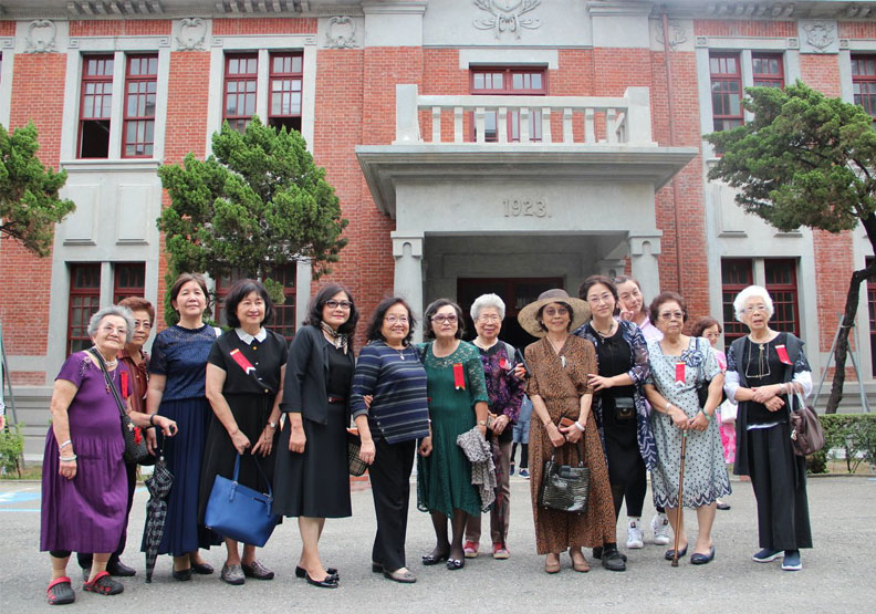 圖／台南市長榮女中是台灣最早的淑女養成地，資深校友日前回娘家，追憶過往甜美時光。長榮女中提供