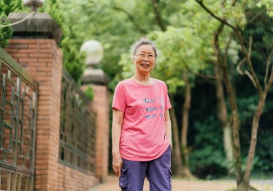 原來住安養院並不可怕！80歲退休教師黃育清的自在生活