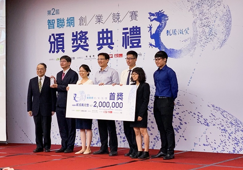（圖說：南臺科大、奇美醫院與成大的跨校團隊「Cyper S」榮獲第二屆龍騰微笑智聯網創業競賽首獎200萬元，由宏碁集團創辦人兼榮譽董事長暨智榮基金會董事長施振榮董事長(左一)頒獎合影。）