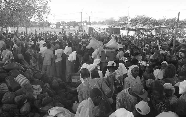 去非洲撿垃圾換舊衣的醫師「連加恩」:一手發禮物,一手收垃圾_img_1