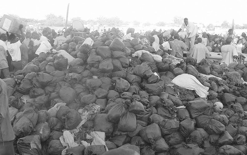 去非洲撿垃圾換舊衣的醫師「連加恩」:一手發禮物,一手收垃圾_img_2