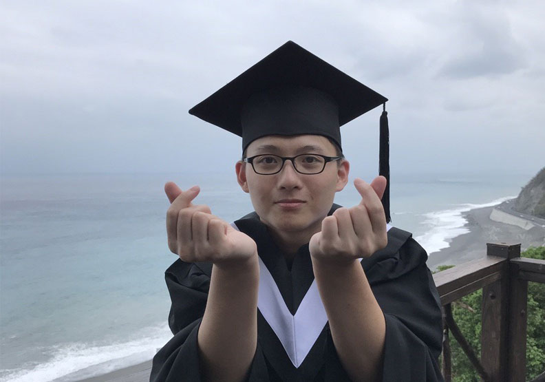 圖／中興會計所畢業的林子翔，靠著睡飽哲學，三年就考取會計師執照，也同時獲得碩士學位。林子翔提供