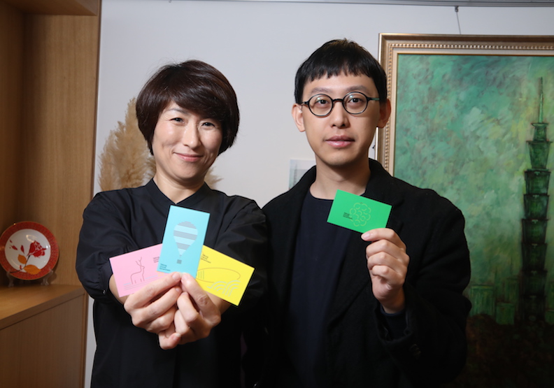 右起為新銳設計師張溥輝、台東縣長饒慶鈴。