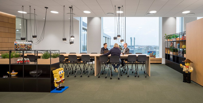 巨大黃磚懸掛屋頂、凸起積木外牆！丹麥「LEGO全新總部」啟用_img_8