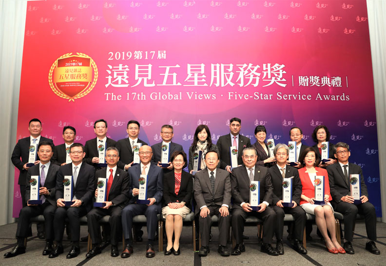 圖／所有的獲獎企業受獎人與遠見．天下文化事業群創辦人高希均（右5）、發行人王力行（左5）。