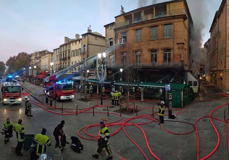 圖／南法普羅旺斯知名景點「兩個男孩咖啡廳（Café Les Deux Garçons）」遭燒毀。取自@Pompiers_13 twitter