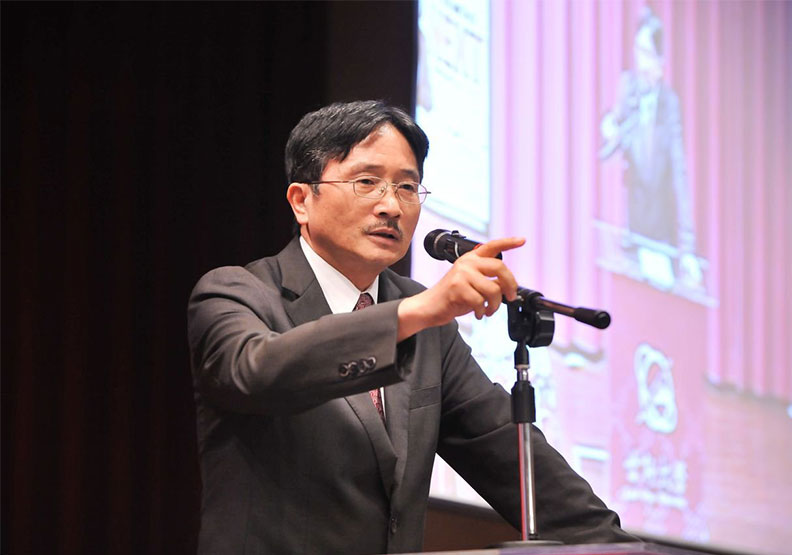 圖／世新大學前校長賴鼎銘進駐東方設計大學，擔任代理校長協助辦學並選出新校長。取自蔡英文 Tsai Ing-wen臉書