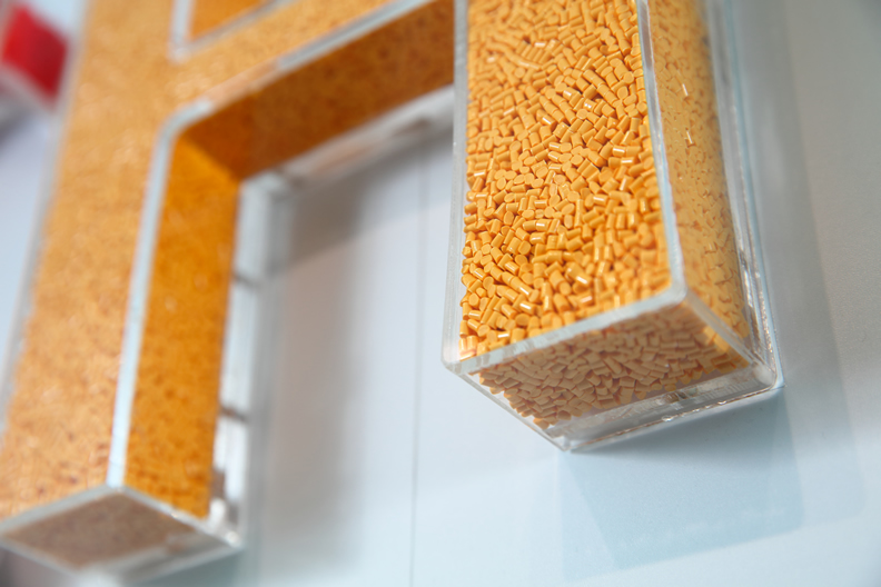 圖說：奇美實業從早期的壓克力產品，轉型為多元、高品質的各式新材料研發廠商。