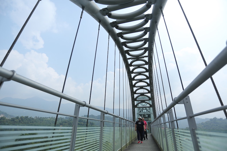 登上曾文水庫觀景塔橋,可將360度美景盡收眼底。