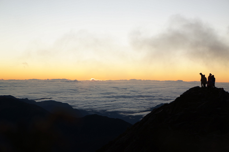 想要親眼見識到玉山雲海,除了要有體力爬上山,還需要有一些運氣。