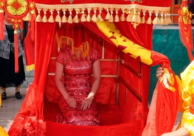 明明秦漢時婚服以「黑」為主，為什麼現在卻是「紅色」當道？