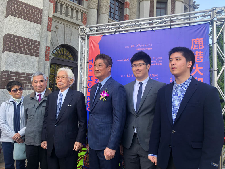 圖／辜仲諒（右三）與大兒子辜昱銓（右二）、二兒子辜昱穎（右一）。林讓均攝