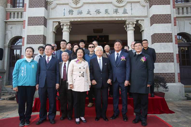 圖/辜寬敏(右三)、彰化縣縣長王惠美(中)、彰化縣鹿港鎮鎮長許志宏(右一)與辜仲諒(右二)。鹿港民俗文物館提供