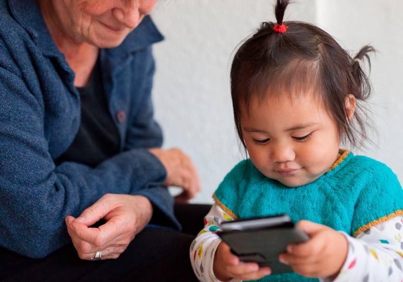 孩子哭鬧就給手機？研究證實：太早接觸螢幕會影響語言能力