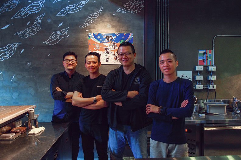 圖／左起為詩人酒窖行銷經理兼侍酒師陶緒康、鳥苑地鷄紹老闆兼主廚湯仲鴻、堂本麵包店師傅陳撫洸與元YAUN餐廳主廚蕭淳元。