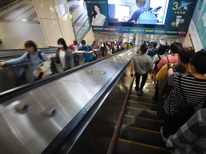 為什麼手扶梯要靠右站?研究發現靠左站也沒比較快_img_1