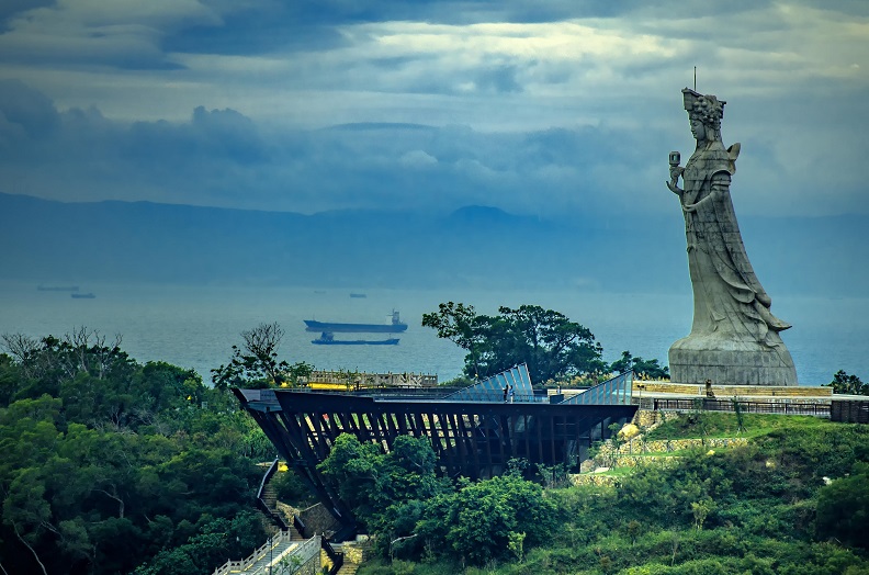 媽祖巨神像,可遠眺海峽對岸。