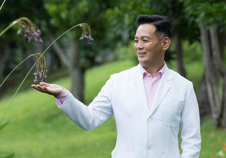 藏族名醫洛桑加參;時報出版提供。