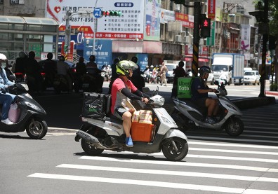 業者不加入就賺不到錢？全家、星巴克、小吃店紛紛搶上外送平台