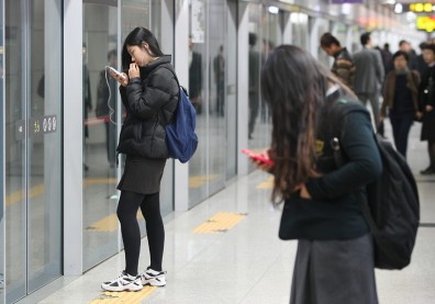 青少年流連社群媒體，美研究：易有心理健康問題