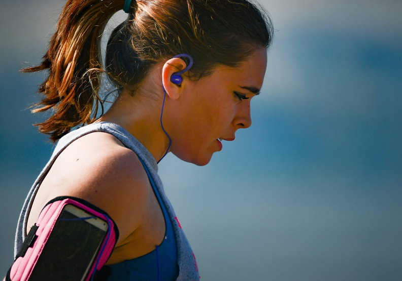 持續處於緊張狀態時，腎上腺素會飆升，使人聽不到身體的求救。僅為情境圖，取自pexels