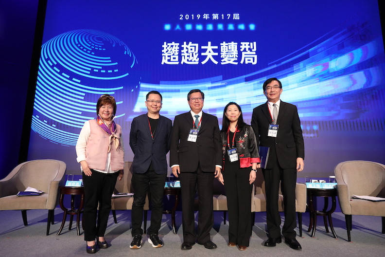 左起為張育美、彭明義、鄭文燦、彭杏珠、吳宏謀。