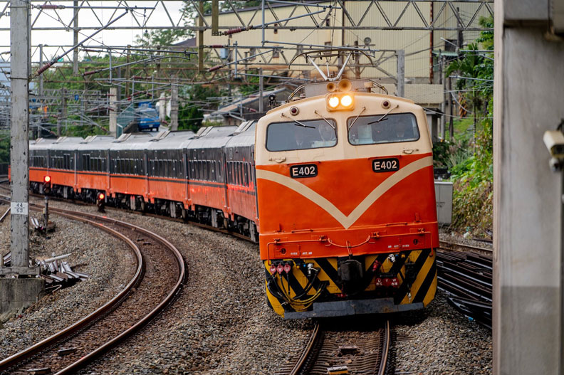 圖／新改版的觀光列車外觀採黑色、橘色系列。取自fun臺鐵臉書