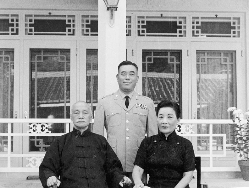 郝柏村與蔣中正夫婦。(郝柏村提供)