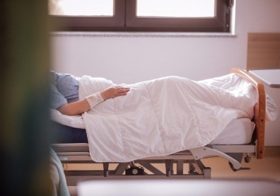 不想晚年因無效醫療「不得好死」？預立醫療不讓子女承擔「救與不救」煩惱