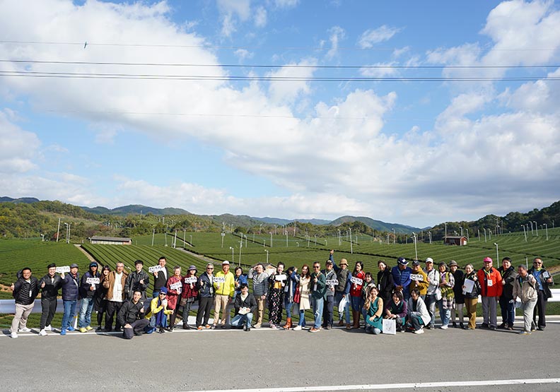 台灣農村領航觀摩團一行30餘人，在日本福岡遼闊的八女中央大茶園前合影留念。