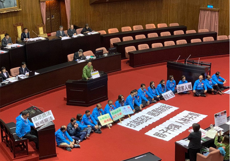圖／立法院趕在31日前完成「反滲透法」三讀，國民黨團戴上黑色口罩，在議場中央靜坐以示抗議。聯合新聞網提供