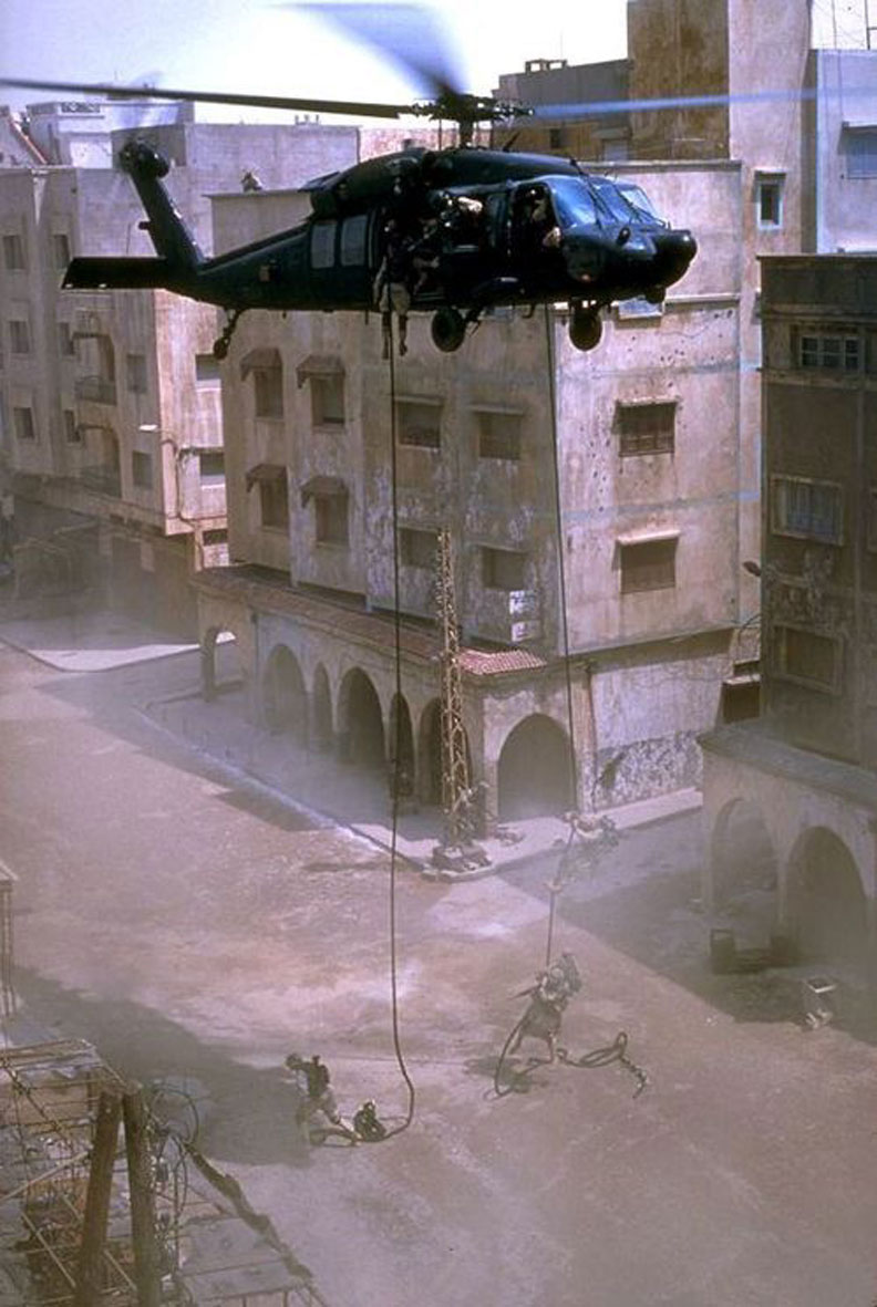 電影「黑鷹計畫」中的戰爭場面。摘自網路