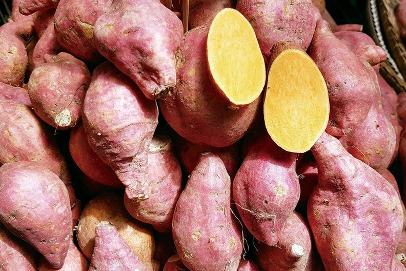 地瓜+辣椒在富含β-胡蘿蔔素的橙色食物(例如地瓜或南瓜)上撒一些辣椒或辣椒粉,可以增強維生素吸收。維生素A已被證實有益緩解皮膚發炎。