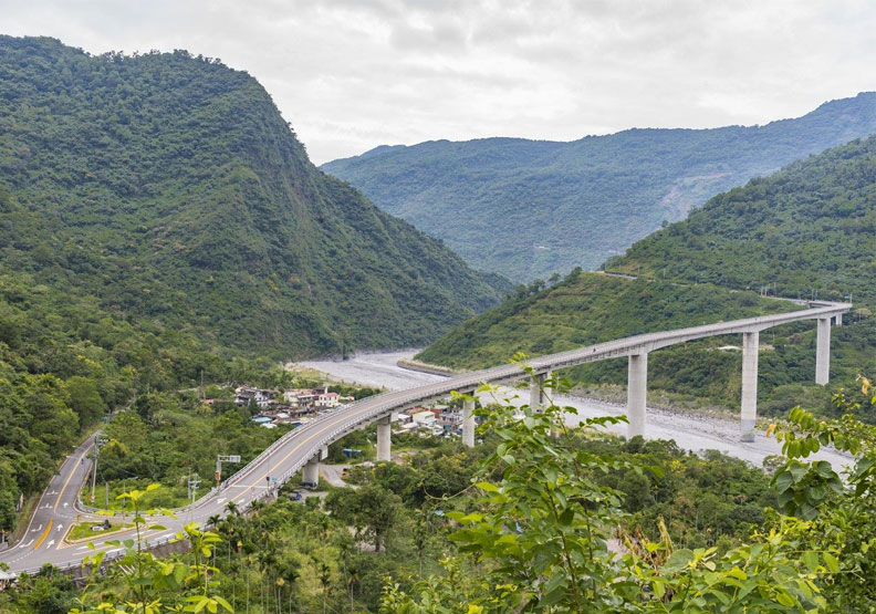 圖／公路局102年改建完成的屏東霧台谷川大橋，高聳的橋墩橫跨隘寮北溪谷，蜿蜒曲折，宛如蒼龍凌雲空谷青山，高99公尺為目前全國最高。聯合新聞網提供