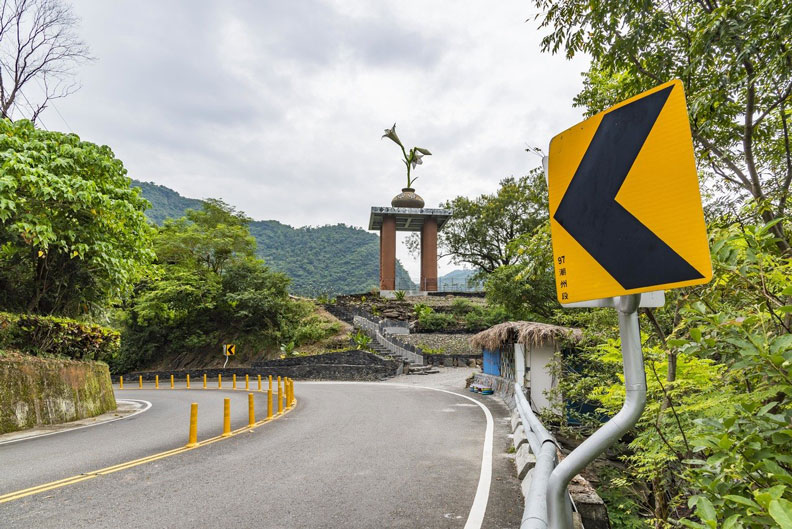 公路局為台24線注入在地人文元素,透過工藝師以生態工法注入原鄉人文氣息。聯合新聞網提供