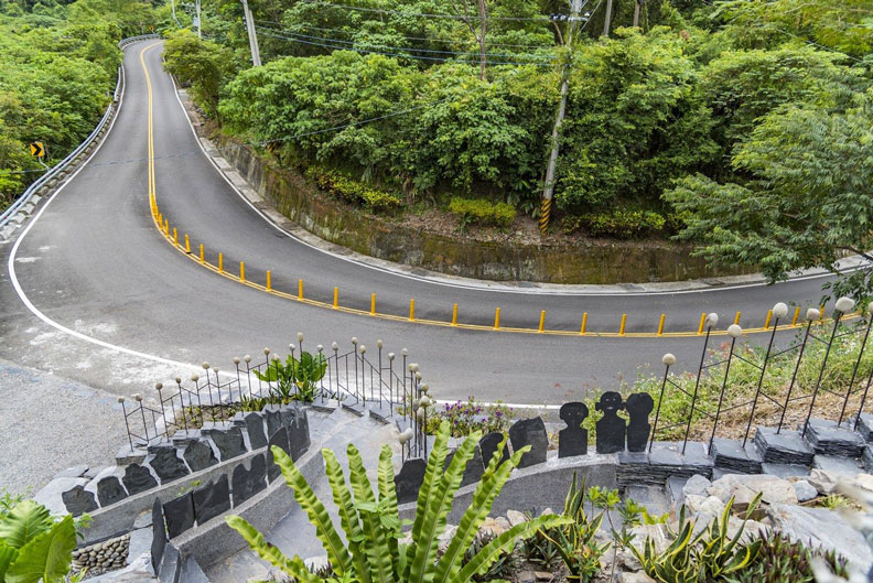 公路局為台24線注入在地人文元素,透過工藝師以生態工法注入原鄉人文氣息。聯合新聞網提供