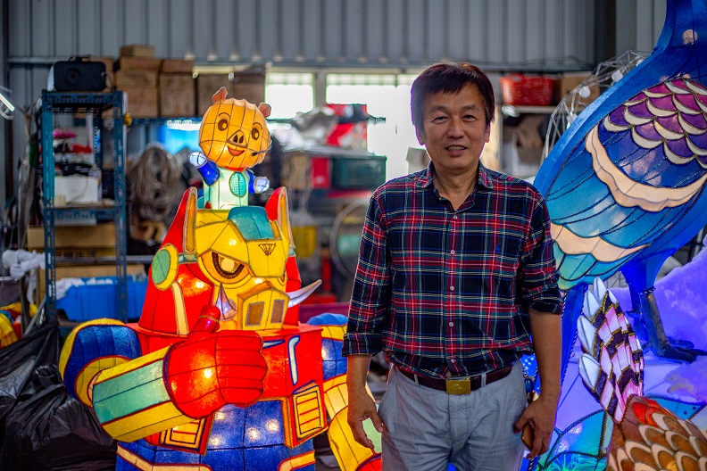 燈藝師黃文全與2019年「金剛豬」花燈模型作品。