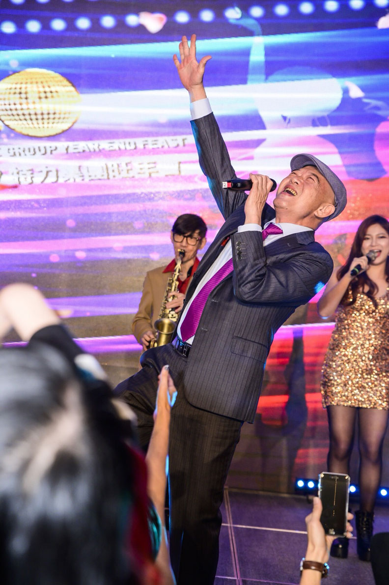 70歲的特力集團總裁何湯雄活力十足，在台上大唱最拿手的招牌歌曲「向前走」，將氣氛炒到最高點。特力提供