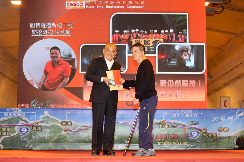 蘇花改工程坑夫領班陳燕郎（右）在開挖隧道期間不慎中風，導致他行動不便，休養後還重回崗位指揮。張智傑攝