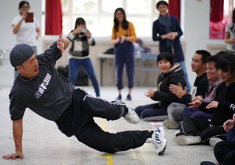 圖 / 永豐銀行藉由「BBOY CITY PROJECT」計畫，希望將街舞分享給花東偏鄉的孩童，未來將開創更多舞台提供年輕人盡情揮灑的空間，勇敢逐夢。