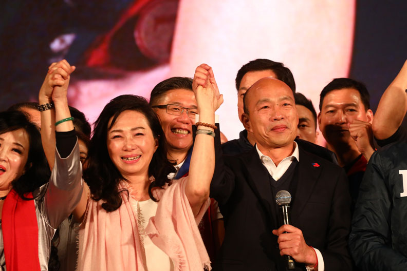 國民黨總統參選人韓國瑜（右）與夫人李佳芬（左）。池孟諭攝