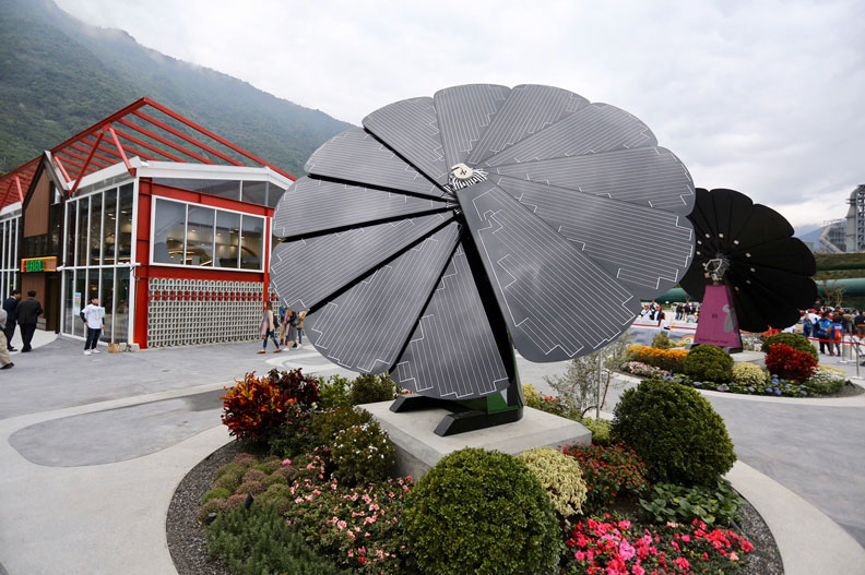 台泥DAKA內大型戶外太陽能發電暨裝置藝術「和平花(SmartFlower)」。張智傑攝