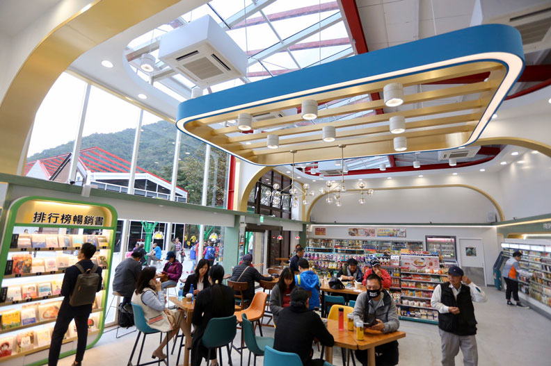 台泥DAKA園區內的7 ELEVEN以溫暖的木紋色,將烘培、K.Seren(美妝)、糖果食品及書店等整合在單一門市內。張智傑攝