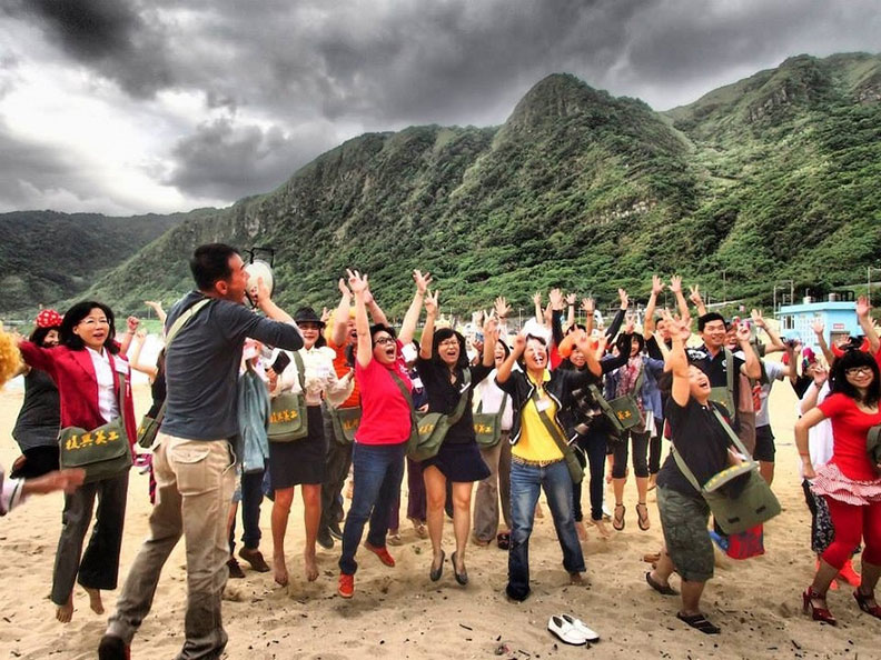 同學會每年都會固定安排大家一起旅行，在出遊中培養好感情。