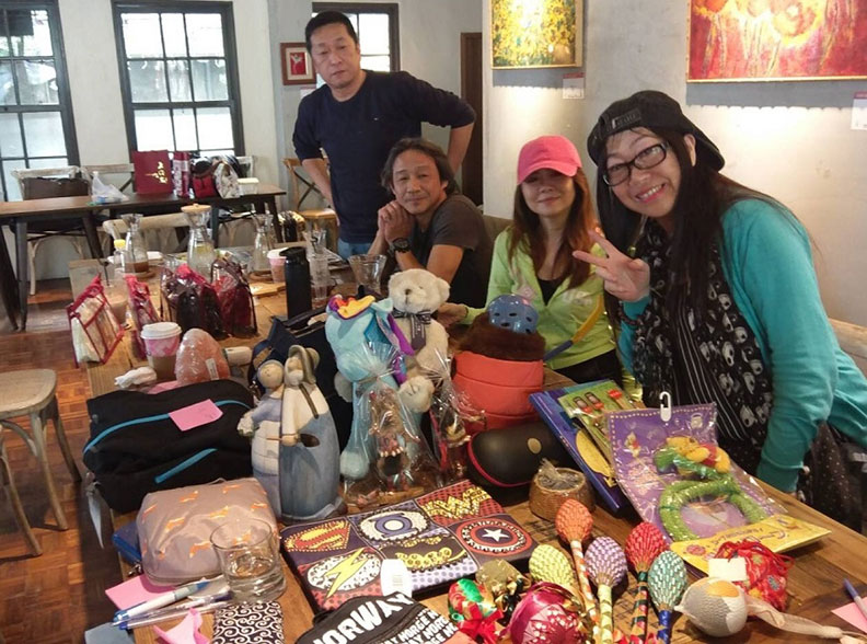 同學們一起舉辦二手跳蚤市場，將所得捐款給公益團體。