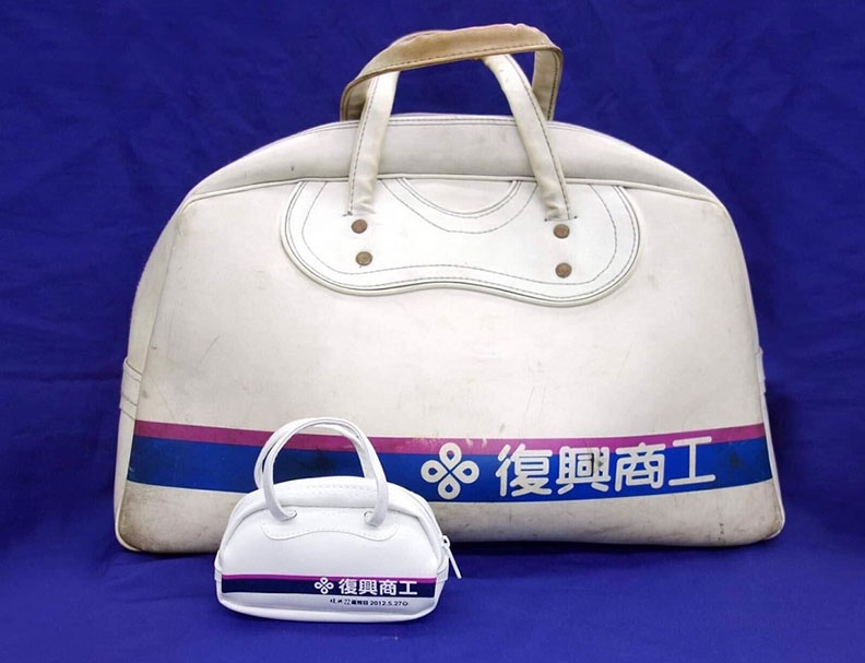 裝滿美術製圖工具，當年在學校必備的手提包，同學會特別製作迷你版紀念。